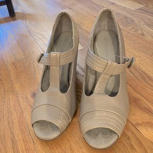 10M Aerosoles “Gingerrroot” taupe open-toed t-strap heels with button embellish